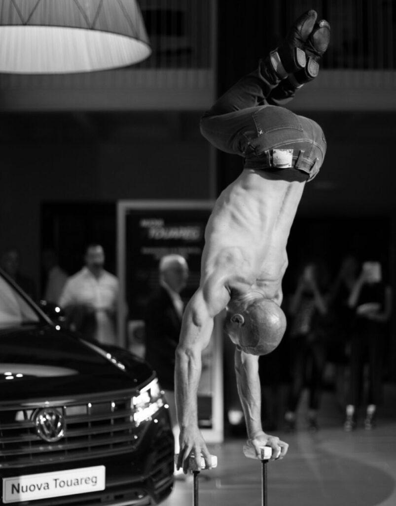 handstand-act-performance-Zamaga-Milano-bianco-e-nero
