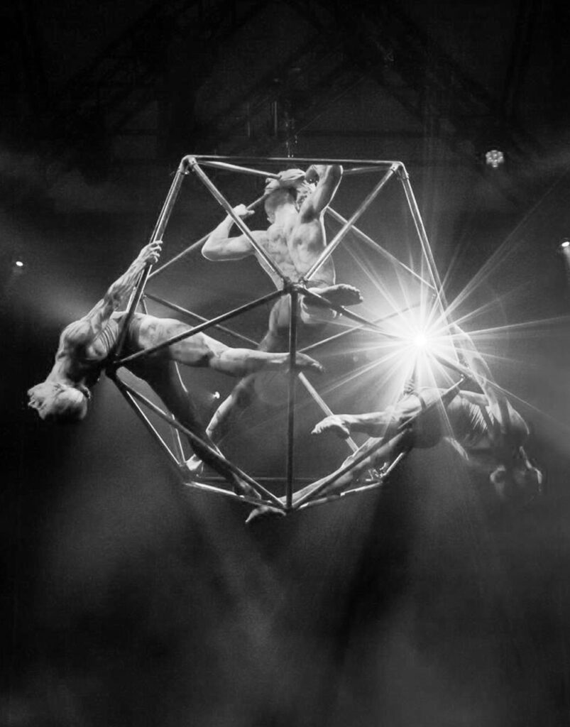 icosaedro-act-performance-Zamaga-Milano-bianco-e-nero